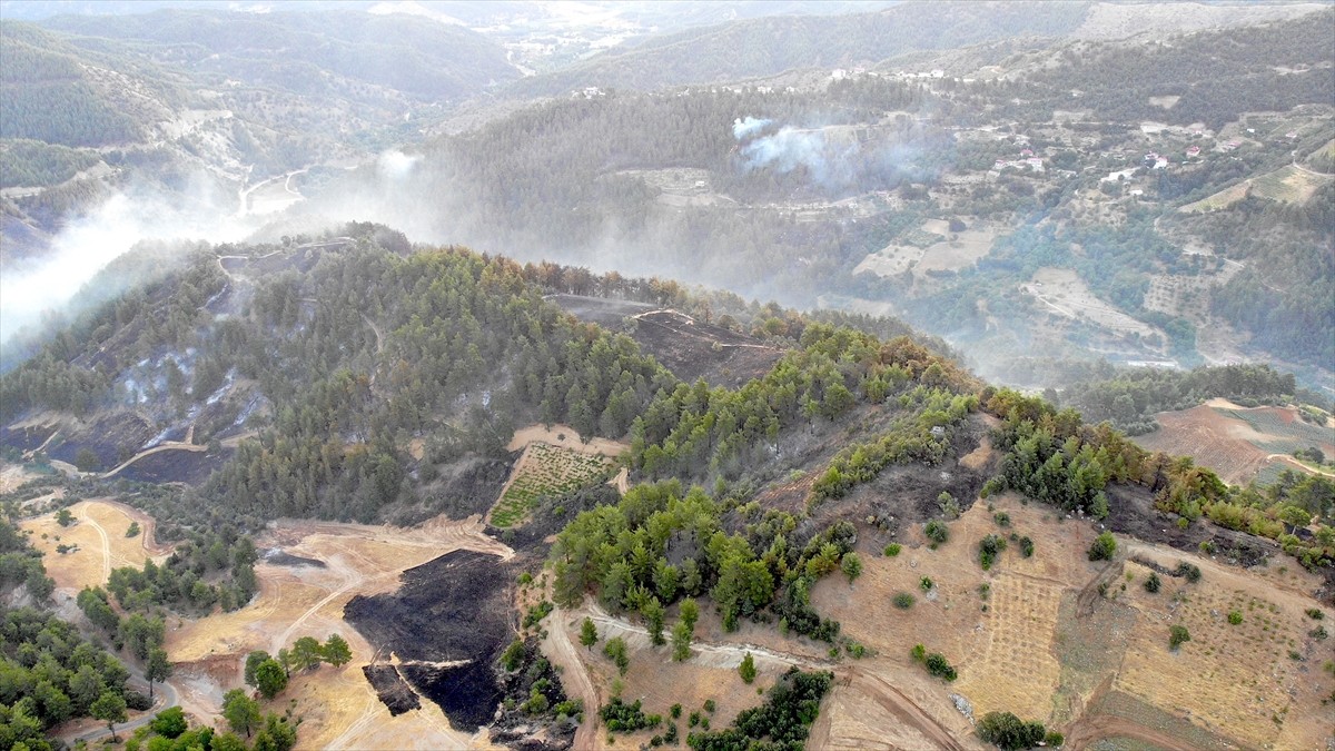 Kahramanmaraş'ın Onikişubat ilçesinde çıkan orman yangını, havadan ve karadan müdahaleyle kontrol...