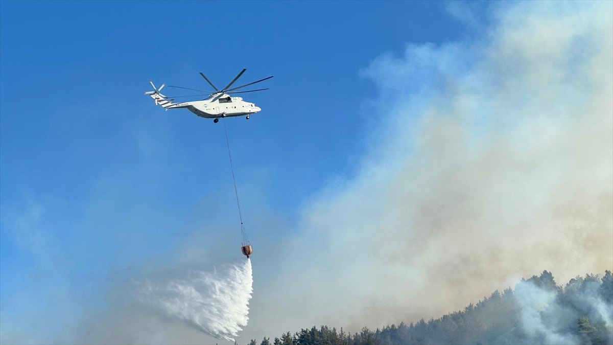 Kahramanmaraş'ın Onikişubat ilçesinde çıkan orman yangınına  Orman Bölge Müdürlüğü ekiplerince...