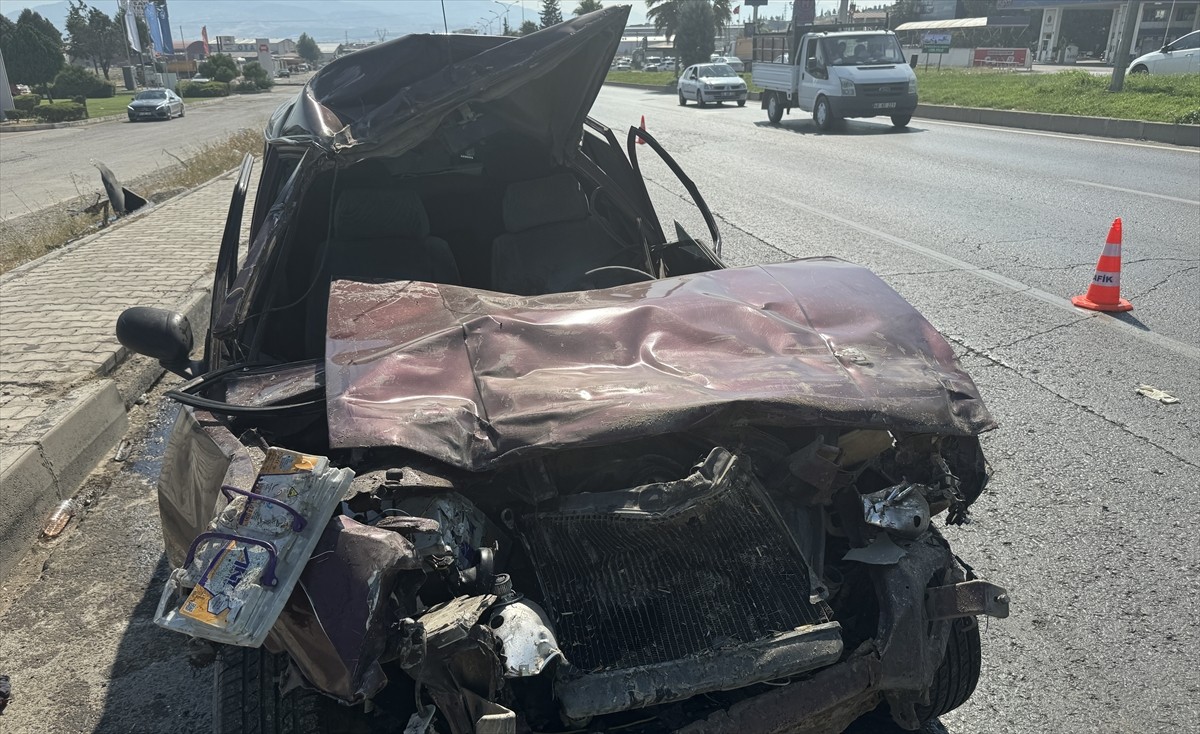 Kahramanmaraş'ın Türkoğlu ilçesinde otomobille biçerdöverin çarpışması sonucu, biri ağır 2 kişi...