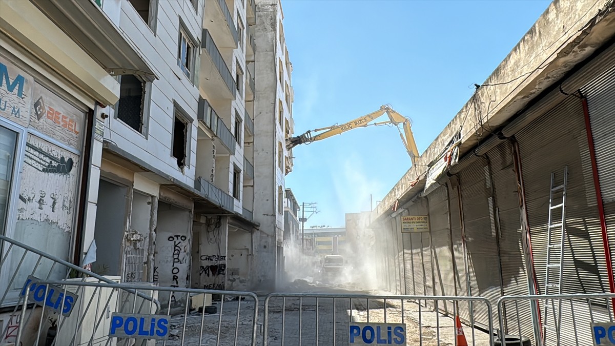 Kahramanmaraş merkezli depremlerden etkilenen Şanlıurfa'da ağır hasarlı binaların kontrollü yıkımı...