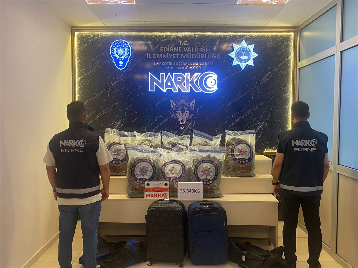 Kapıkule Sınır Kapısı'nda düzenlenen operasyonda bir tırda 25 kilo 640 gram skunk ele...