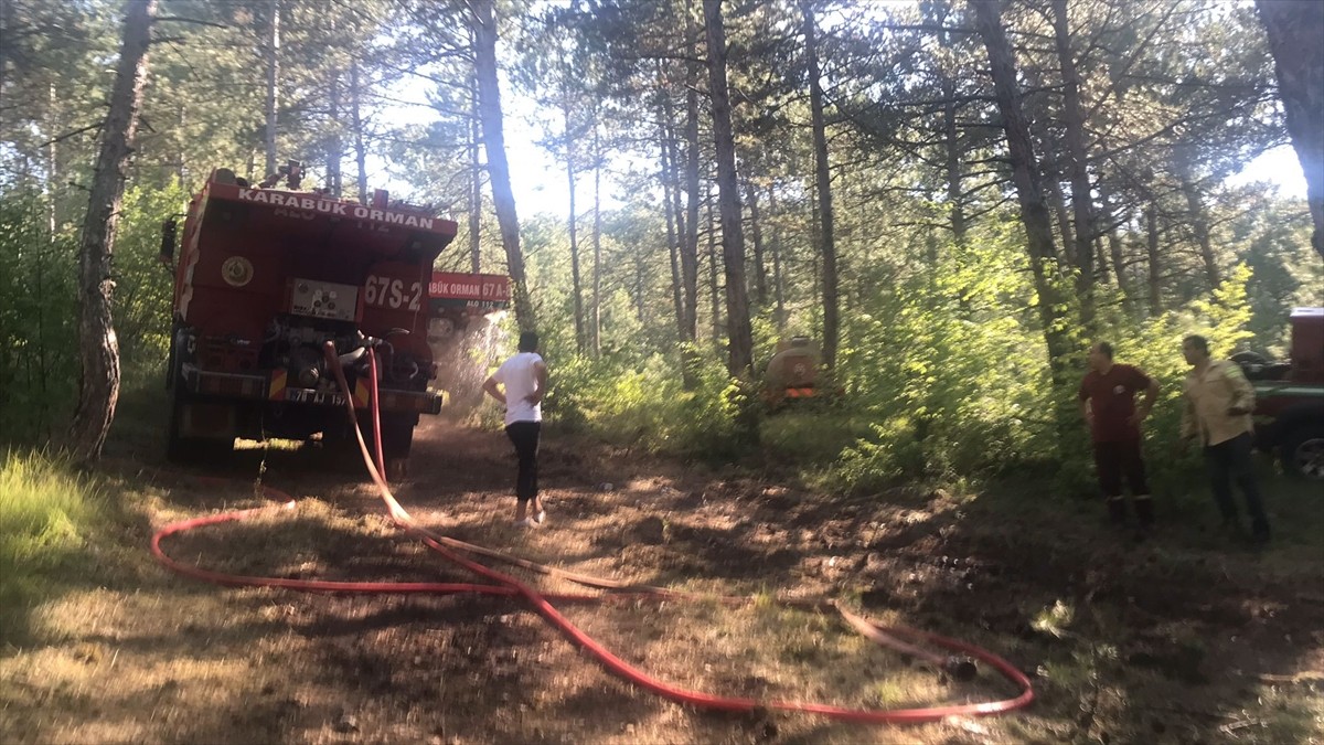Karabük'te çıkan orman yangınını söndürme çalışmaları havadan ve karadan sürüyor. Yaklaşık 12...