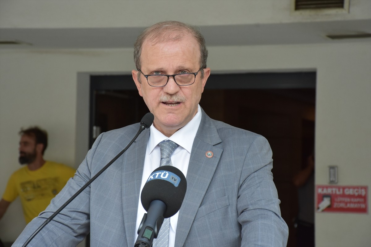 Karadeniz Teknik Üniversitesi (KTÜ) Farabi Hastanesi'nde gönüllü personelin yürüttüğü "Fark et...