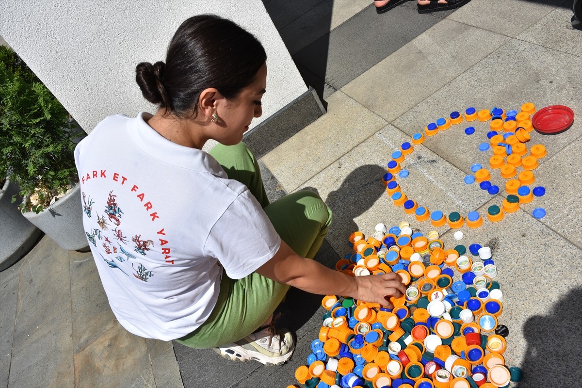 Karadeniz Teknik Üniversitesi (KTÜ) Farabi Hastanesi'nde gönüllü personelin yürüttüğü "Fark et...