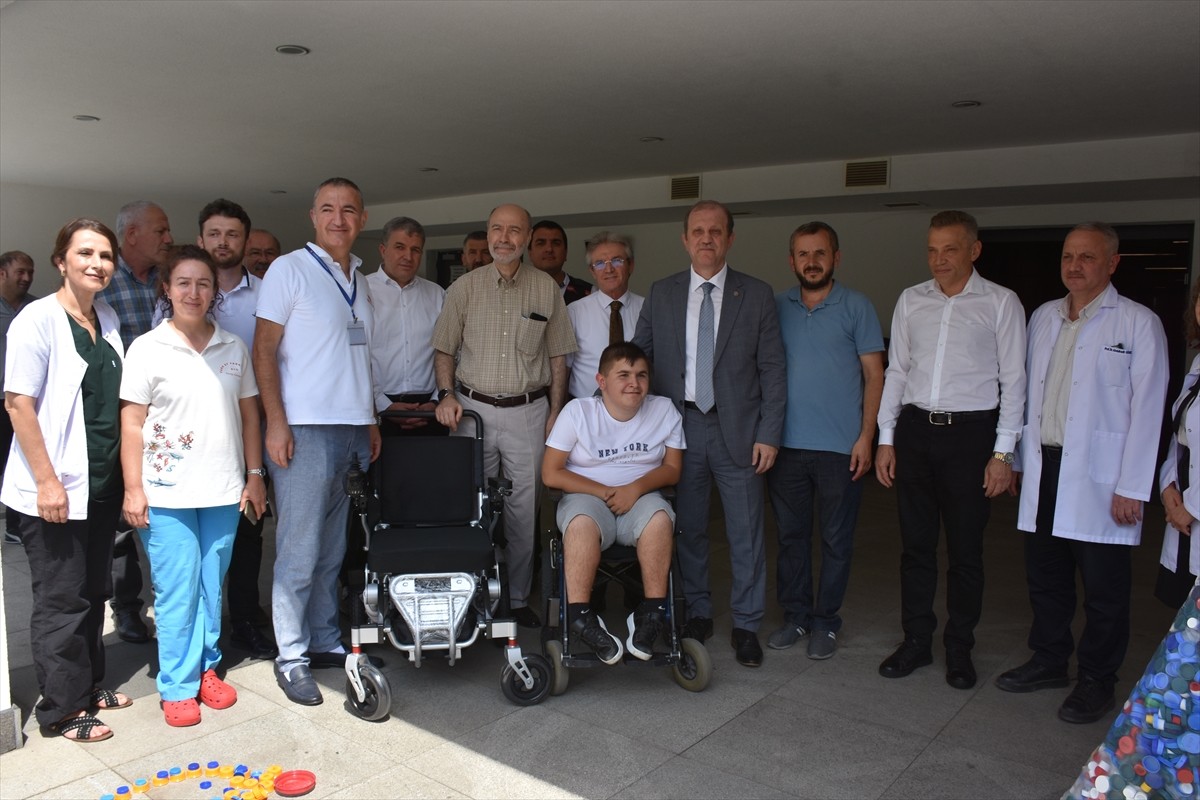 Karadeniz Teknik Üniversitesi (KTÜ) Farabi Hastanesi'nde gönüllü personelin yürüttüğü "Fark et...