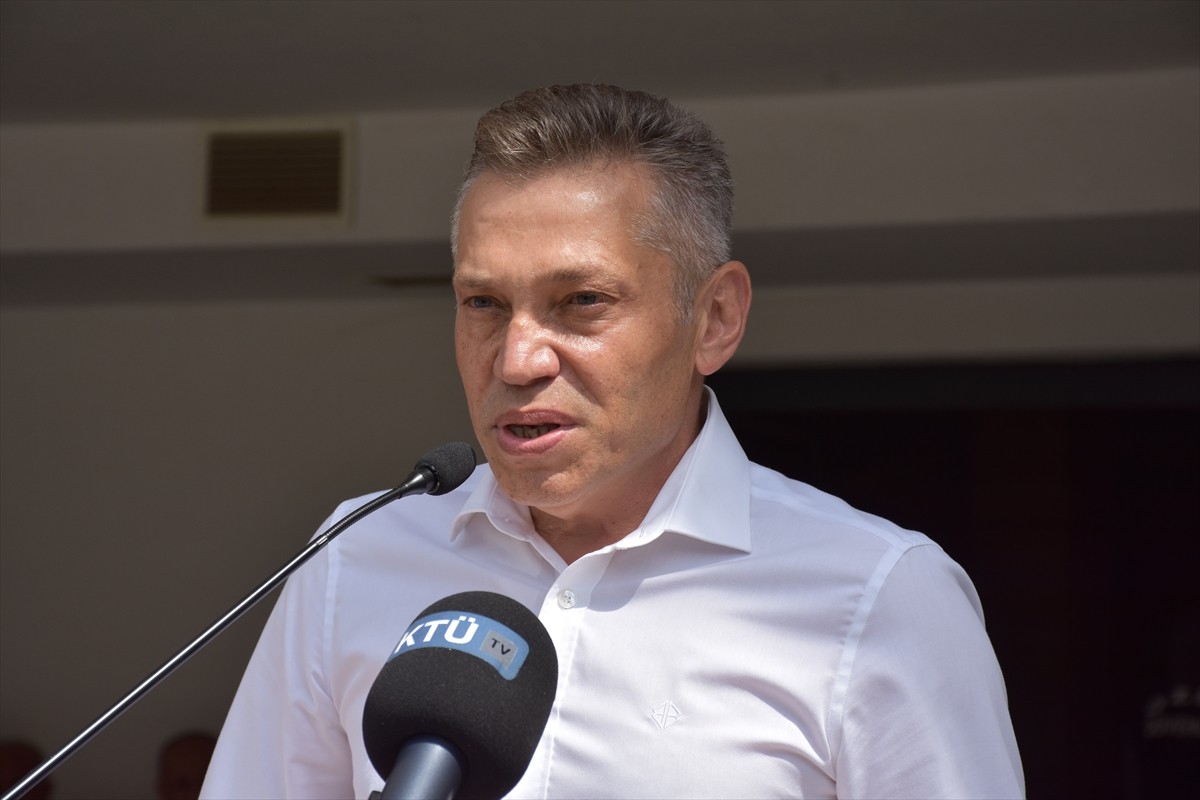 Karadeniz Teknik Üniversitesi (KTÜ) Farabi Hastanesi'nde gönüllü personelin yürüttüğü "Fark et...