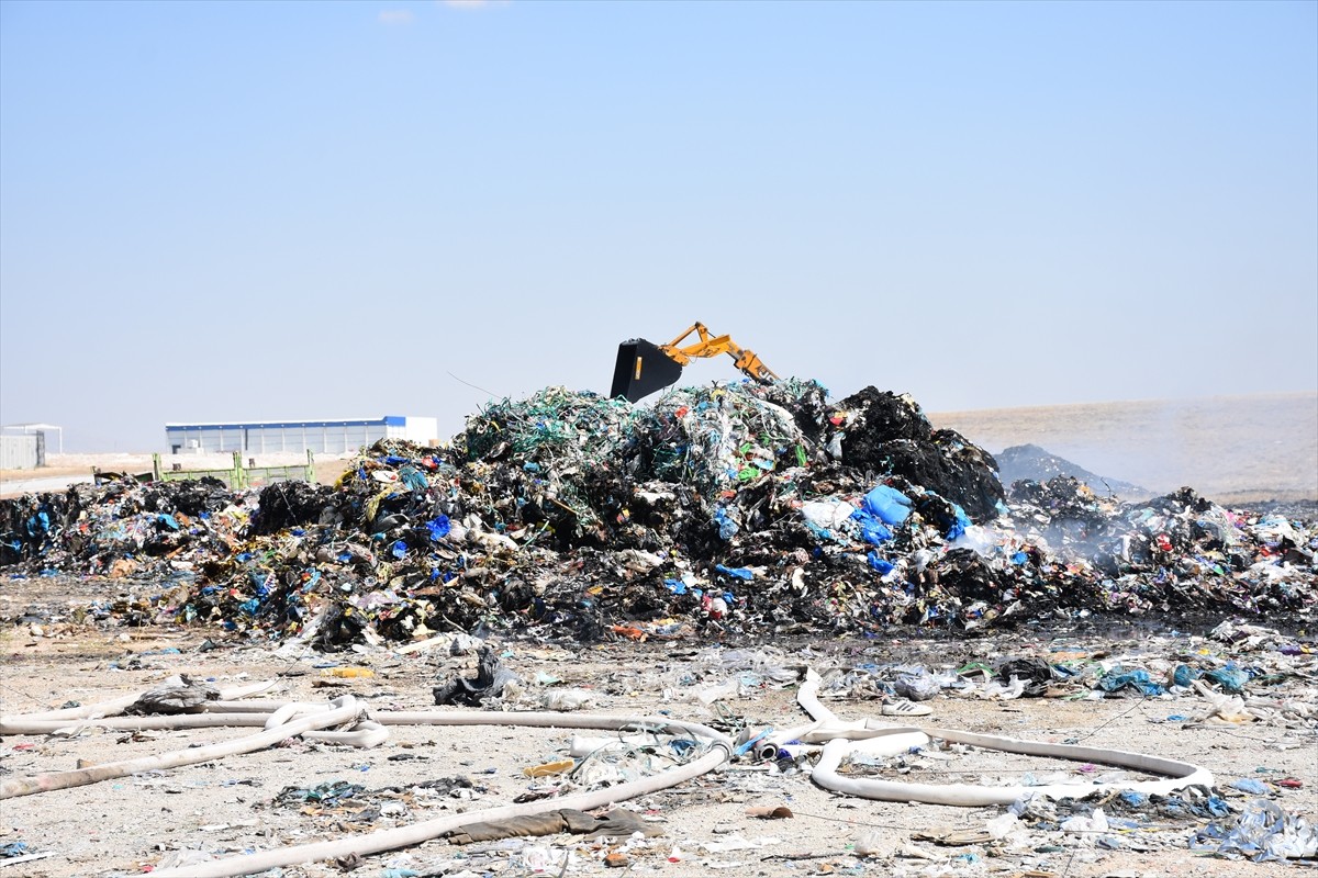 Karaman Organize Sanayi Bölgesi'ndeki bir geri dönüşüm tesisinde çıkan yangın...