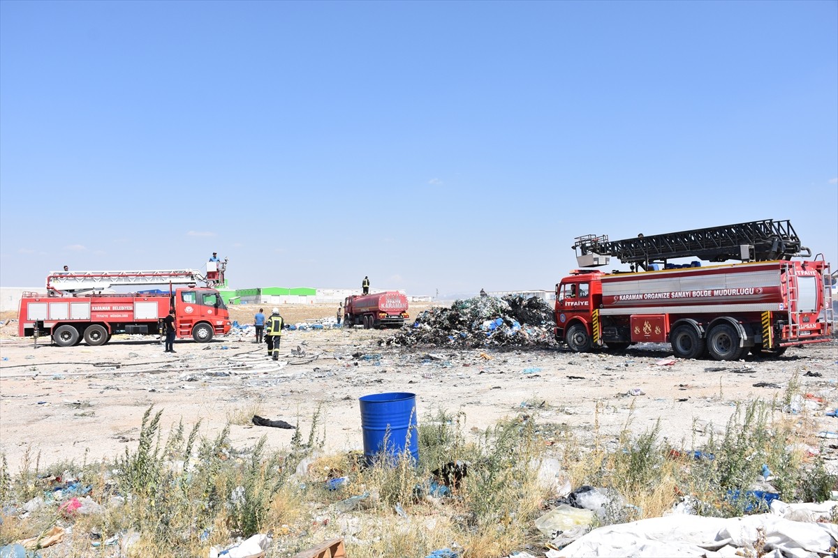Karaman Organize Sanayi Bölgesi'ndeki bir geri dönüşüm tesisinde çıkan yangın...