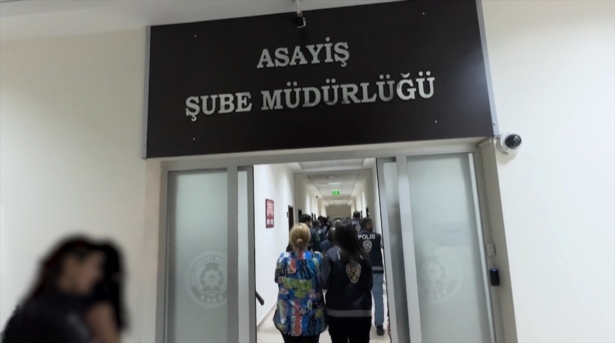 Kars'ın Arpaçay ilçesinde düzenlenen "Taksi-1" fuhuş operasyonunda 12 kişi gözaltına...