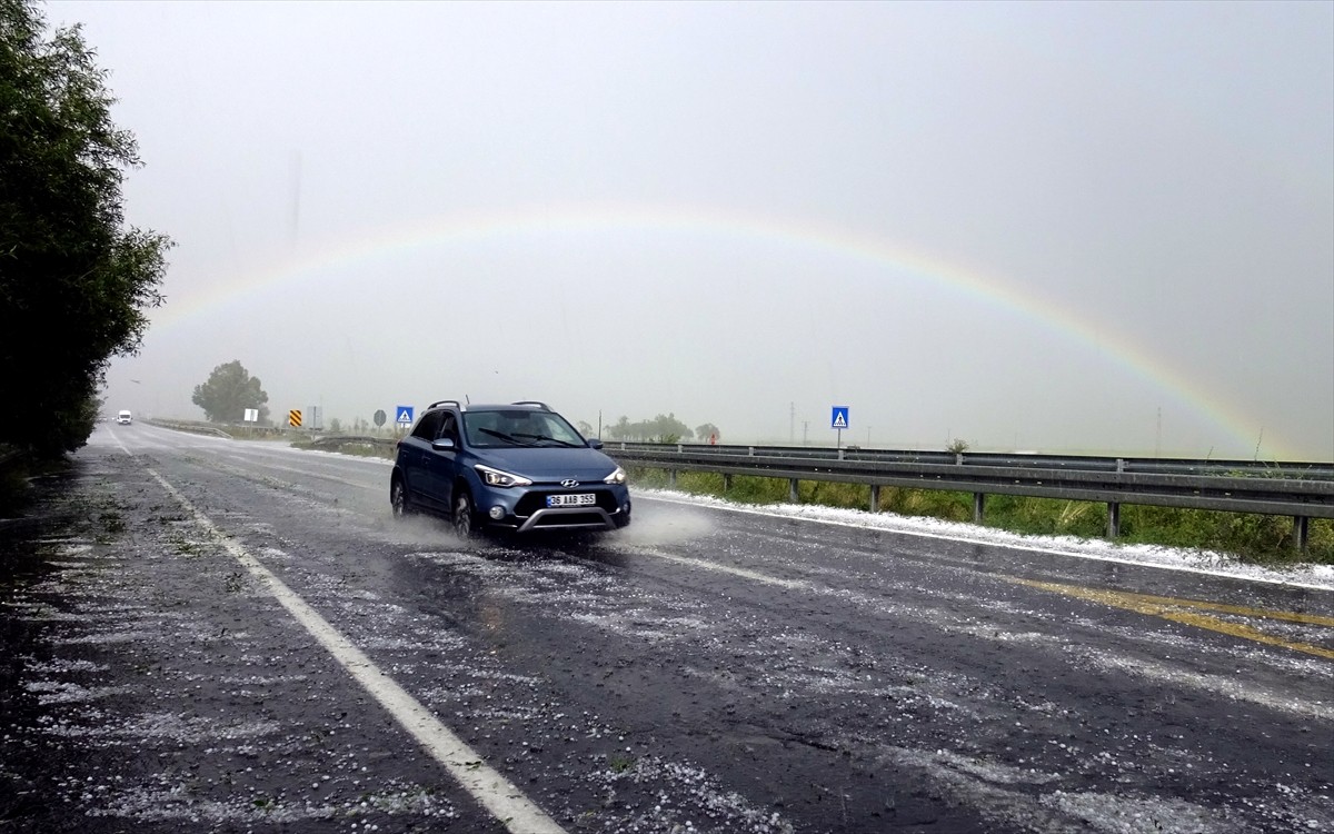 Kars'ta sağanak sonrası yağan dolu, kara yolunu ve evlerin bahçelerini beyaz örtüyle kapladı.