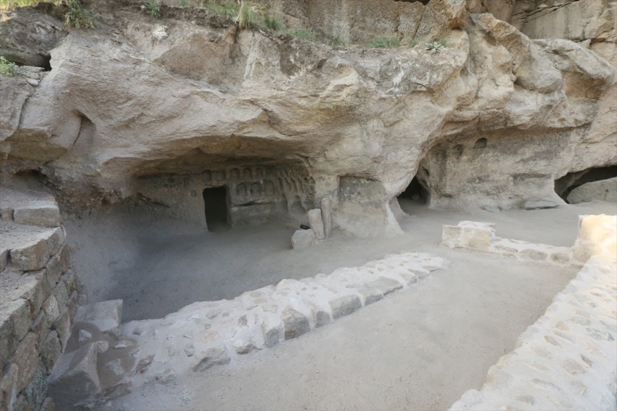 Kars'taki, UNESCO Dünya Miras Listesi'ndeki Ani Ören Yeri'nde kazı çalışmalarında rastlanan ve...
