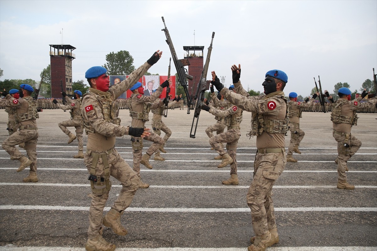 Kastamonu'da, temel eğitimlerini tamamlayan 2 bin 377 uzman erbaş, Jandarma Teşkilatı ile Sahil...