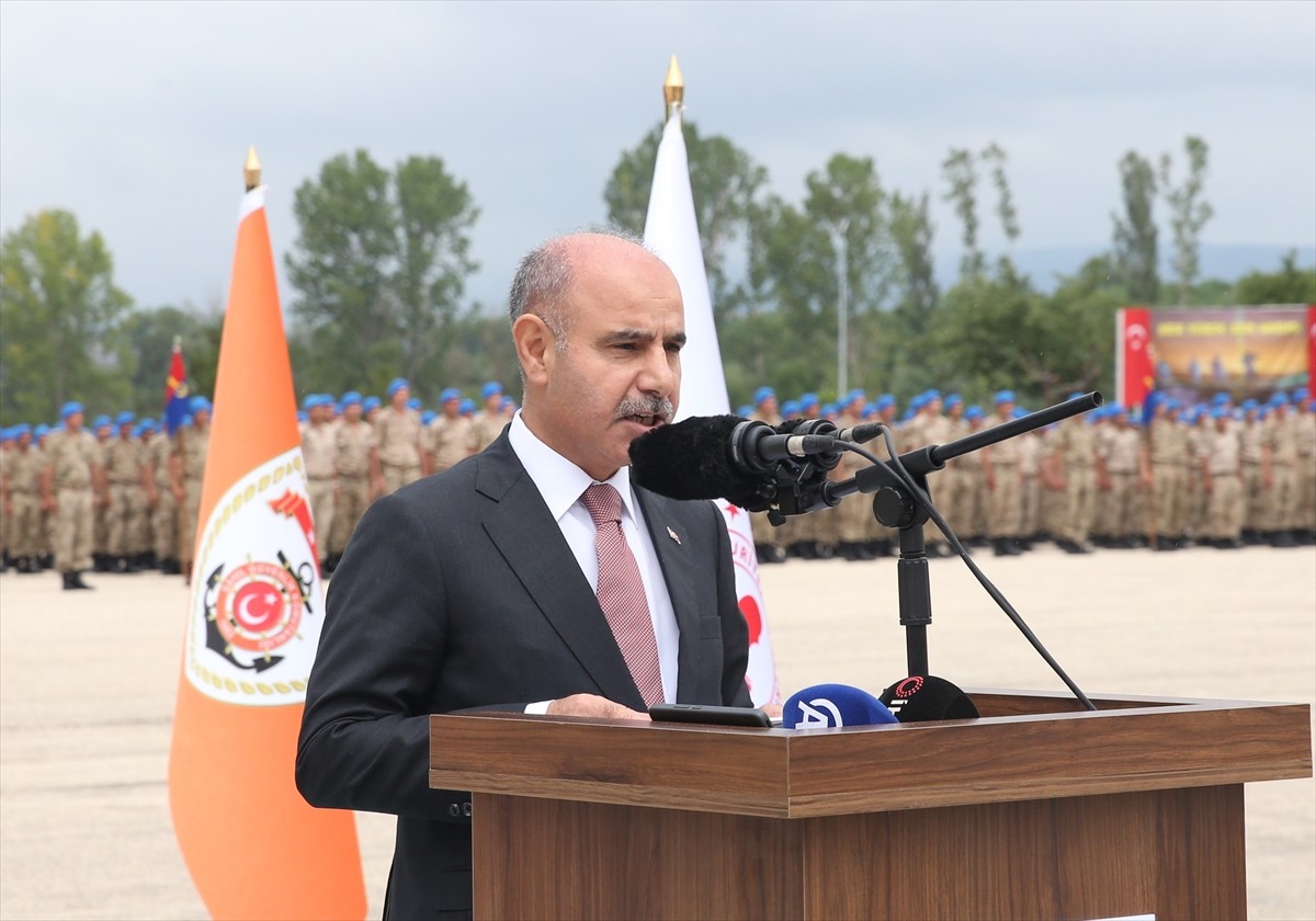 Kastamonu'da, temel eğitimlerini tamamlayan 2 bin 377 uzman erbaş, Jandarma Teşkilatı ile Sahil...