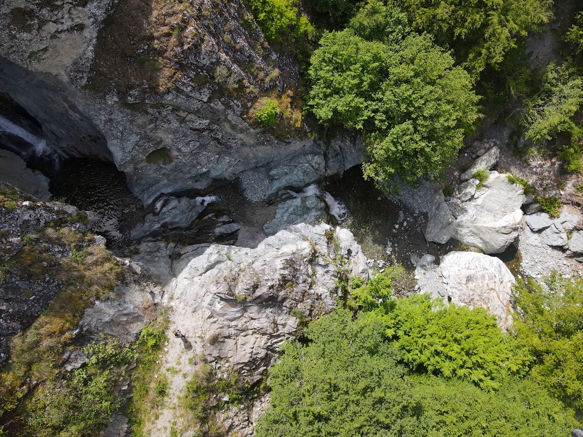 Kastamonu'nun Hanönü ilçesinde bulunan Gürleyik Şelalesi, Hanönü Belediyesinin girişimleri ile...