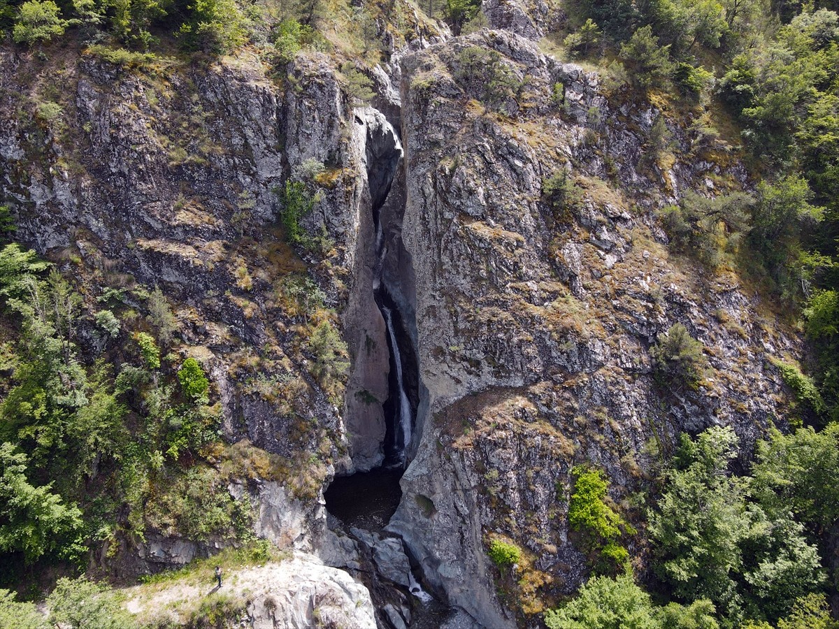 Kastamonu'nun Hanönü ilçesinde bulunan Gürleyik Şelalesi, Hanönü Belediyesinin girişimleri ile...
