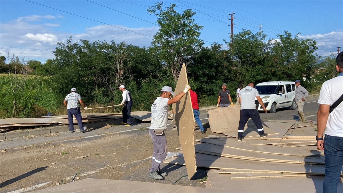 Kastamonu'nun Taşköprü ilçesinde devrilen sunta yüklü tırın sürücüsü yaralandı. Devrilen tırdaki...