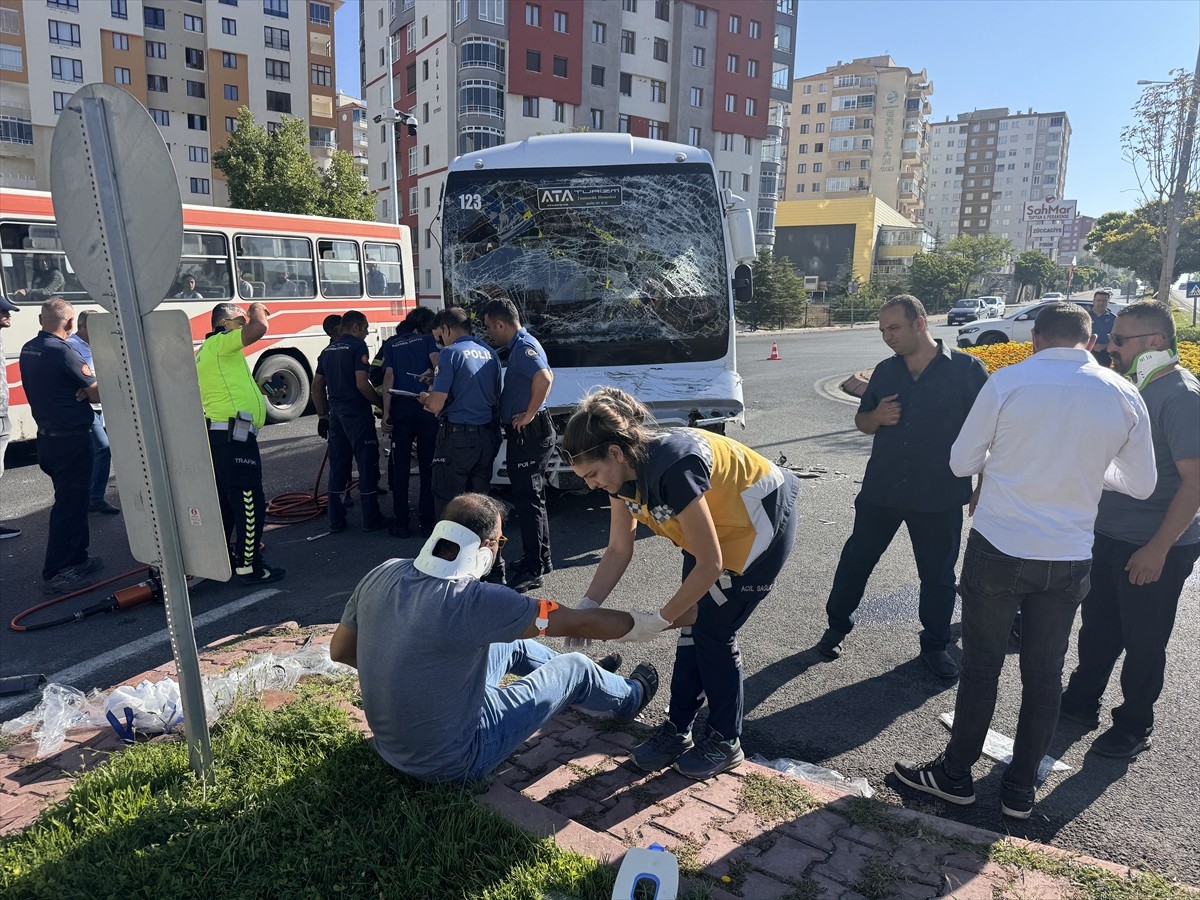Kayseri'de işçi taşıyan midibüsle kamyonun çarpışması sonucu yaralanan 10 kişi hastaneye...