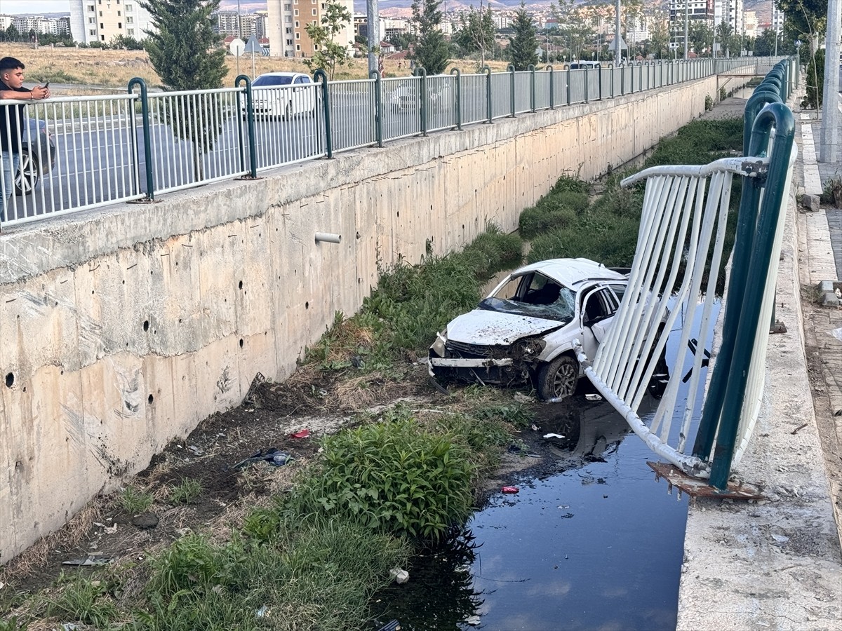 Kayseri'de otomobilin kanala düşmesi sonucu yaralanan sürücü tedavi altına alındı.