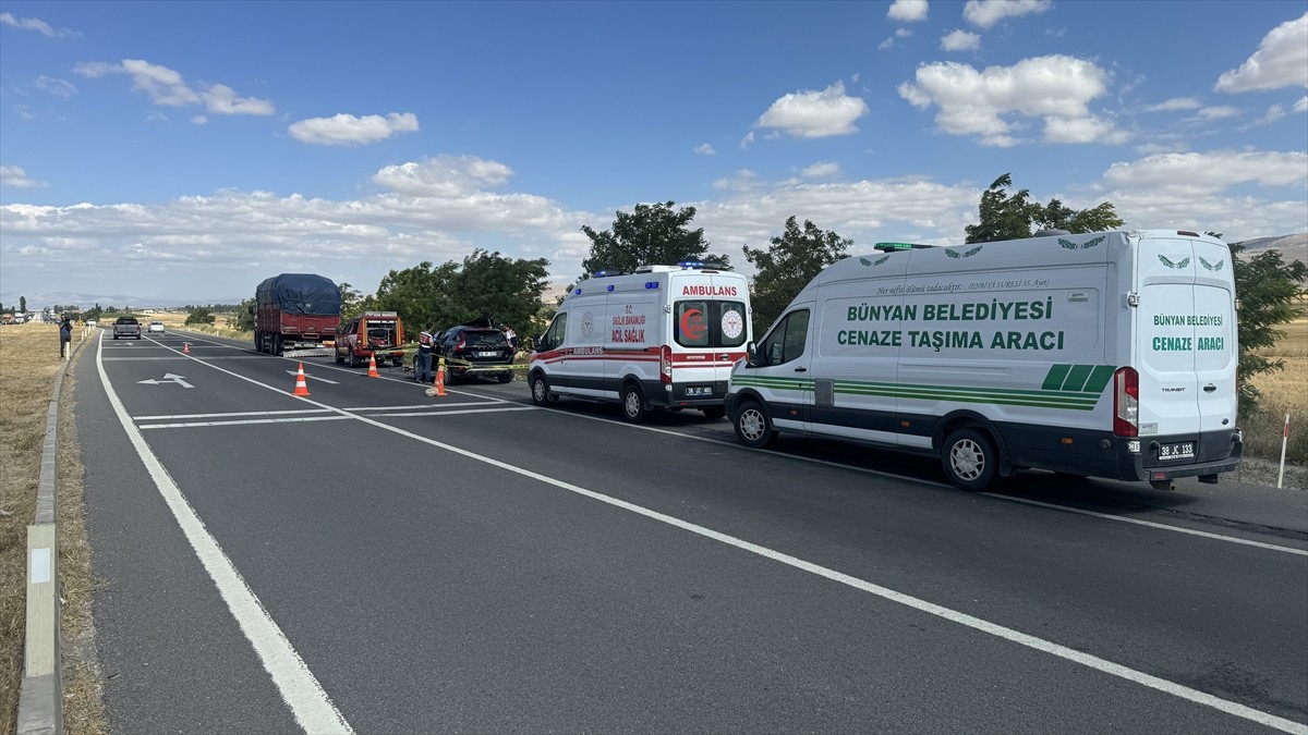 Kayseri'de otomobille kamyonun çarpışması sonucu 2 kız kardeş hayatını kaybetti, 1 kişi yaralandı....