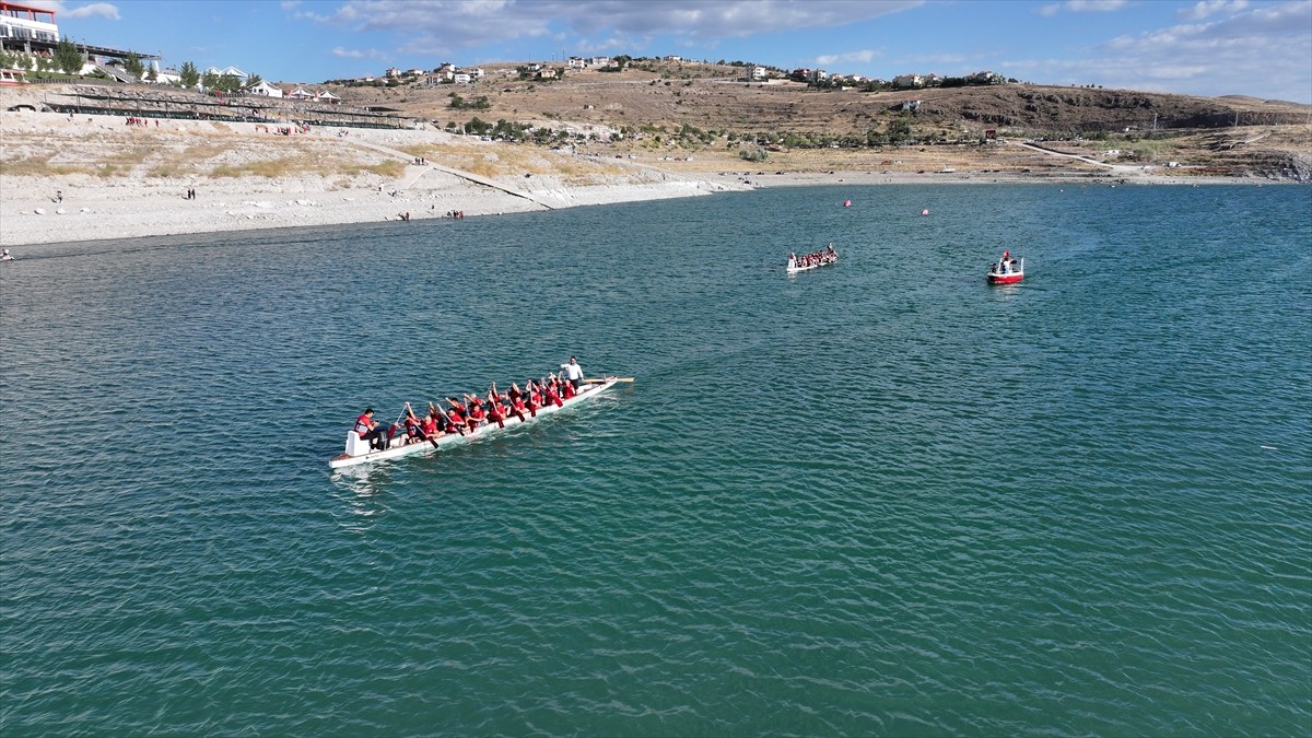 Kayseri'de Yamula Baraj Gölü'nde düzenlenen Dragon Festivali sona erdi. Kocasinan Belediyesi ve...