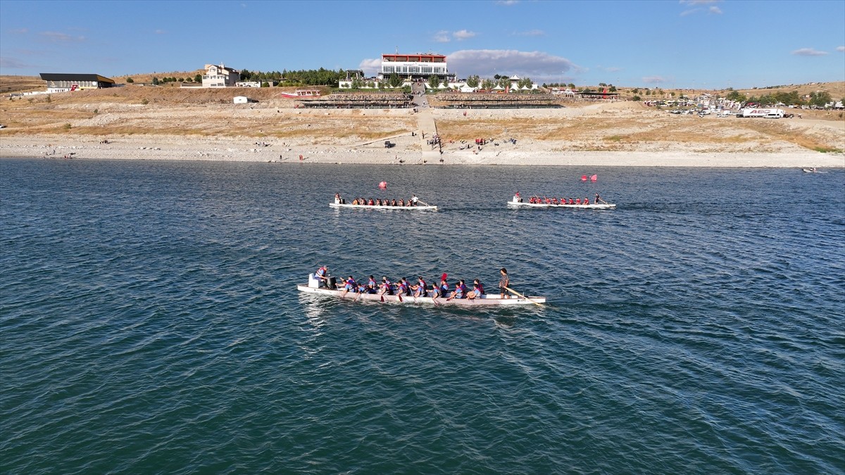 Kayseri'de Yamula Baraj Gölü'nde düzenlenen Dragon Festivali sona erdi. Kocasinan Belediyesi ve...