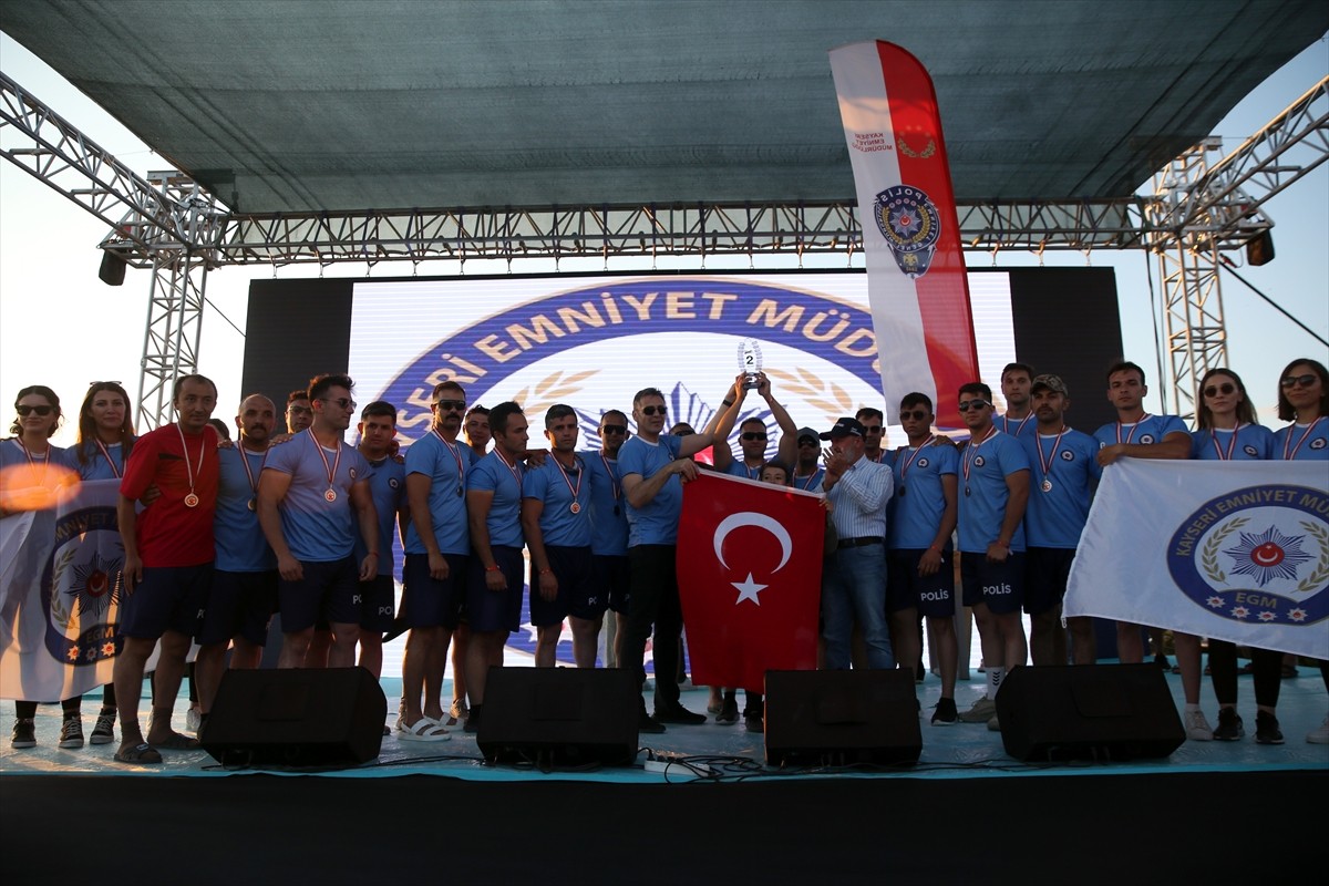 Kayseri'de Yamula Baraj Gölü'nde düzenlenen Dragon Festivali sona erdi. Yarışmada dereceye...