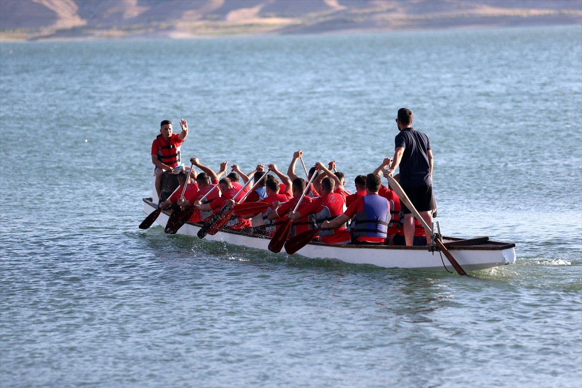 Kayseri'de Yamula Baraj Gölü'nde düzenlenen Dragon Festivali sona erdi. Yarışmada dereceye...