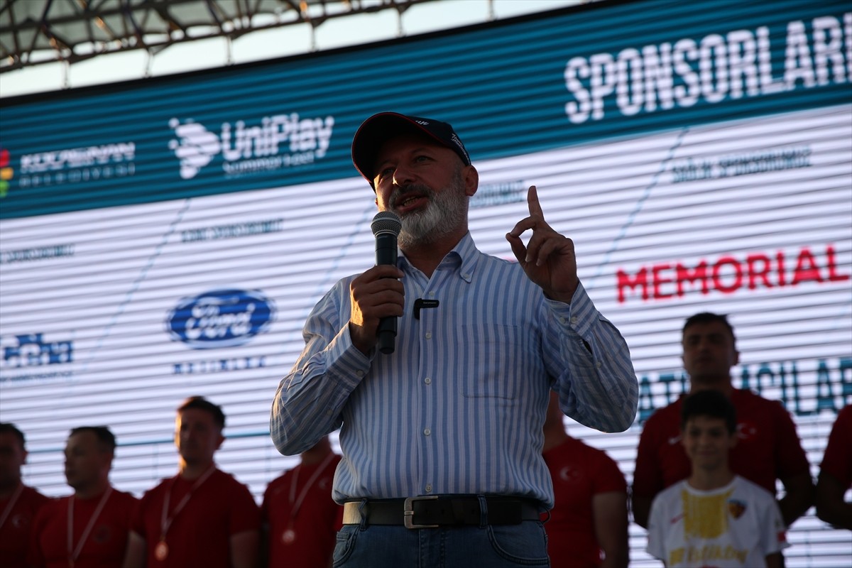 Kayseri'de Yamula Baraj Gölü'nde düzenlenen Dragon Festivali sona erdi. Yarışmada dereceye...