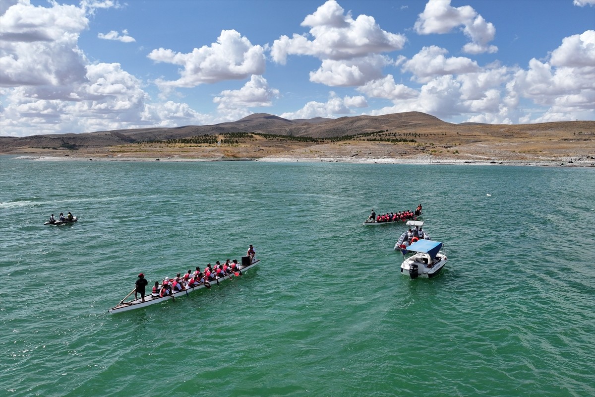 Kayseri'de Yamula Barajı gölündeki Dragon Festivali seri yarışlarla başladı. Kocasinan Belediyesi...