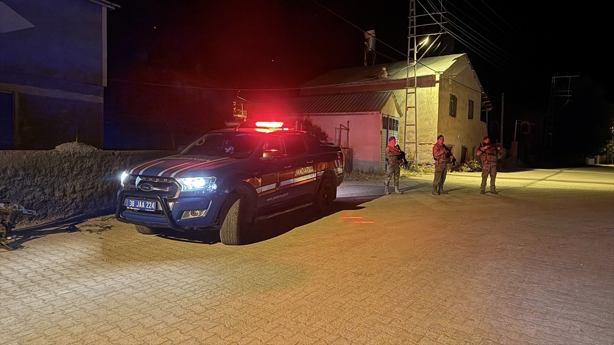 Kayseri'nin Develi ilçesinde iki aile arasında çocukların tartışması nedeniyle çıktığı öne sürülen...