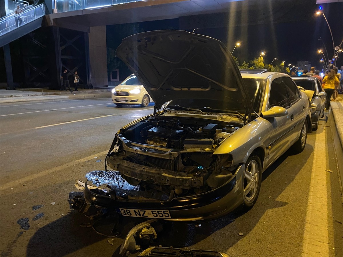 Kayseri'nin Kocasinan ilçesinde meydana gelen zincirleme trafik kazasında 3 kişi yaralandı.