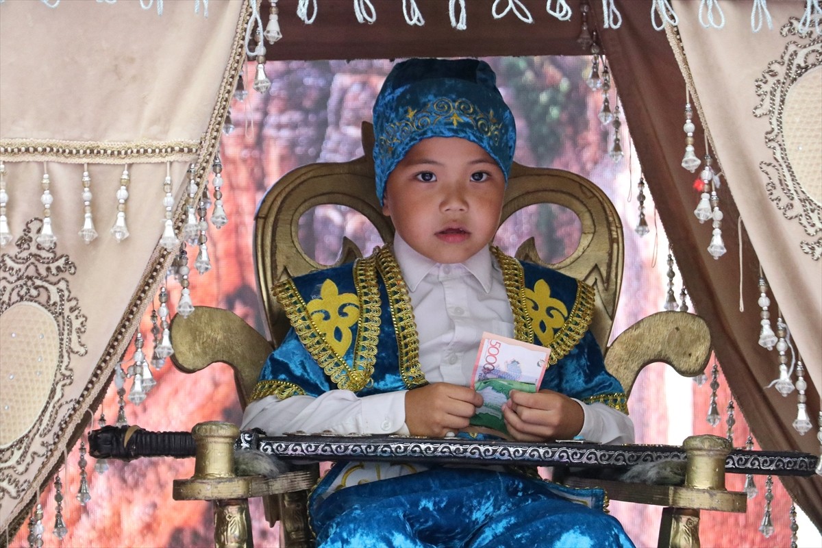 Kazakistan’da doğduktan sonra erkek çocuklarını nazardan korumak için başının arka kısmında...