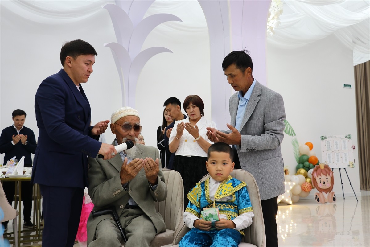 Kazakistan’da doğduktan sonra erkek çocuklarını nazardan korumak için başının arka kısmında...