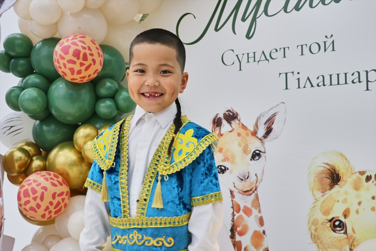 Kazakistan’da doğduktan sonra erkek çocuklarını nazardan korumak için başının arka kısmında...