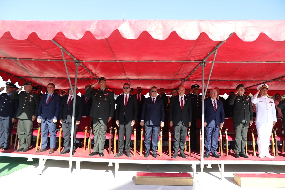 Kıbrıs Barış Harekatı'nda 50 yıl önce kullanılan F-100 Super Sabre modeli savaş uçağının anıtının...