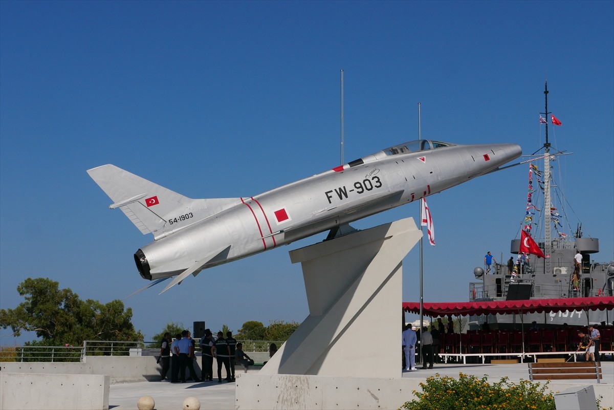 Kıbrıs Barış Harekatı'nda 50 yıl önce kullanılan F-100 Super Sabre modeli savaş uçağının anıtının...