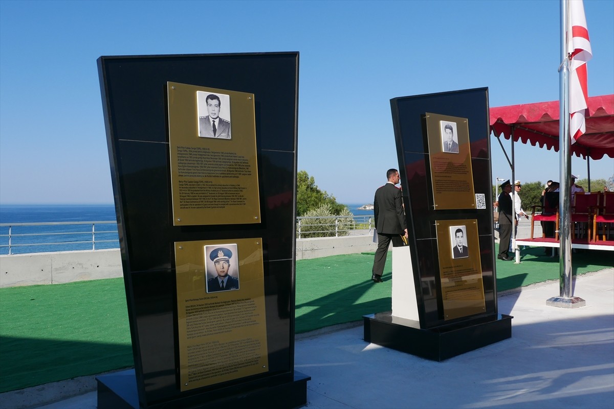 Kıbrıs Barış Harekatı'nda 50 yıl önce kullanılan F-100 Super Sabre modeli savaş uçağının anıtının...