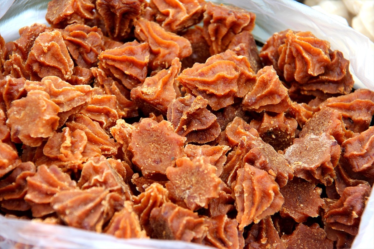 Kırgızistan'da popülerliği artan geleneksel el yapımı yiyecek kurut, tat çeşitliliğiyle pazarda...