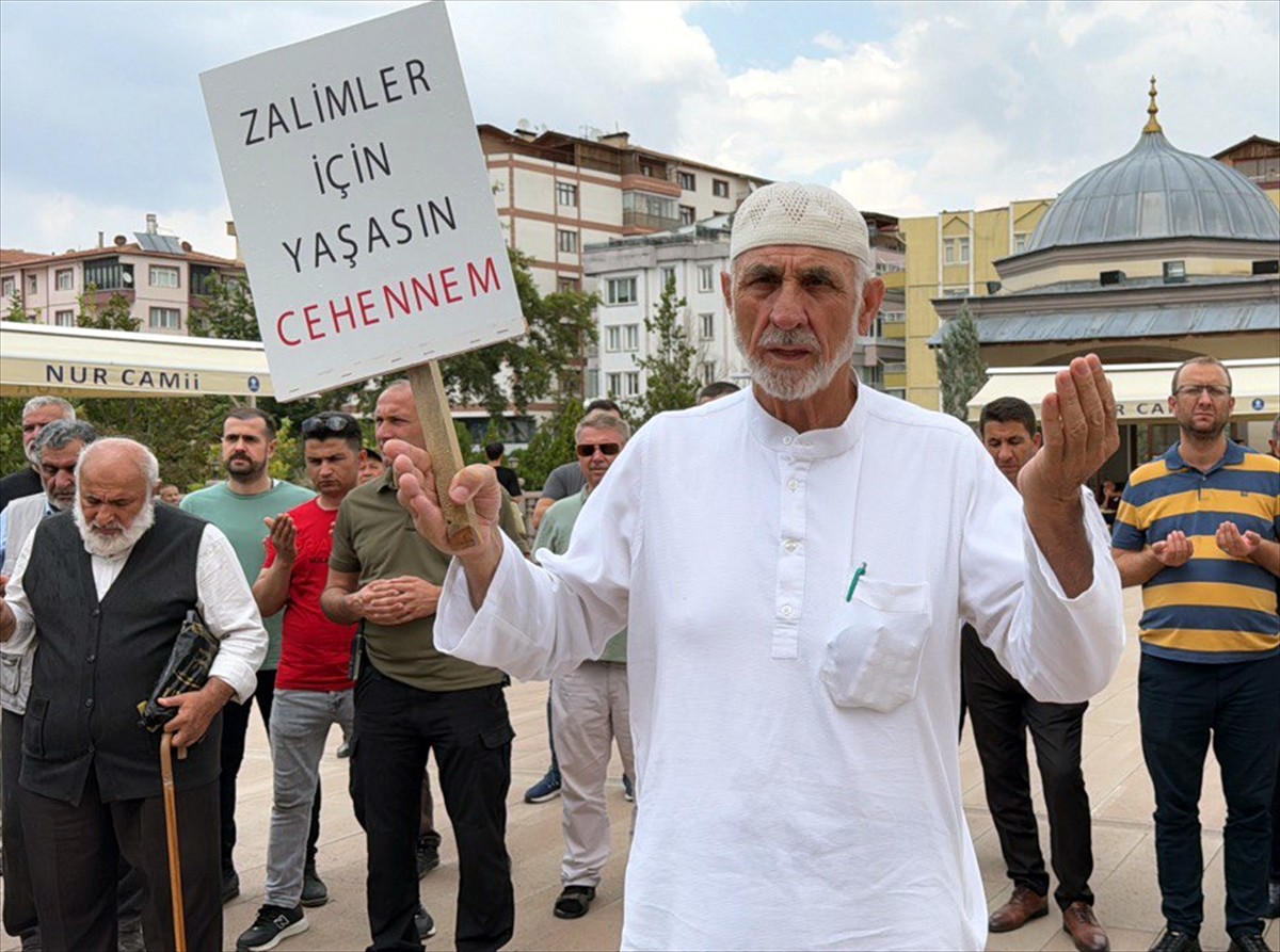 Kırıkkale Nur Cami ve Külliyesi'nde cuma namazı sonrası bir araya gelen Milli İrade Platformu...