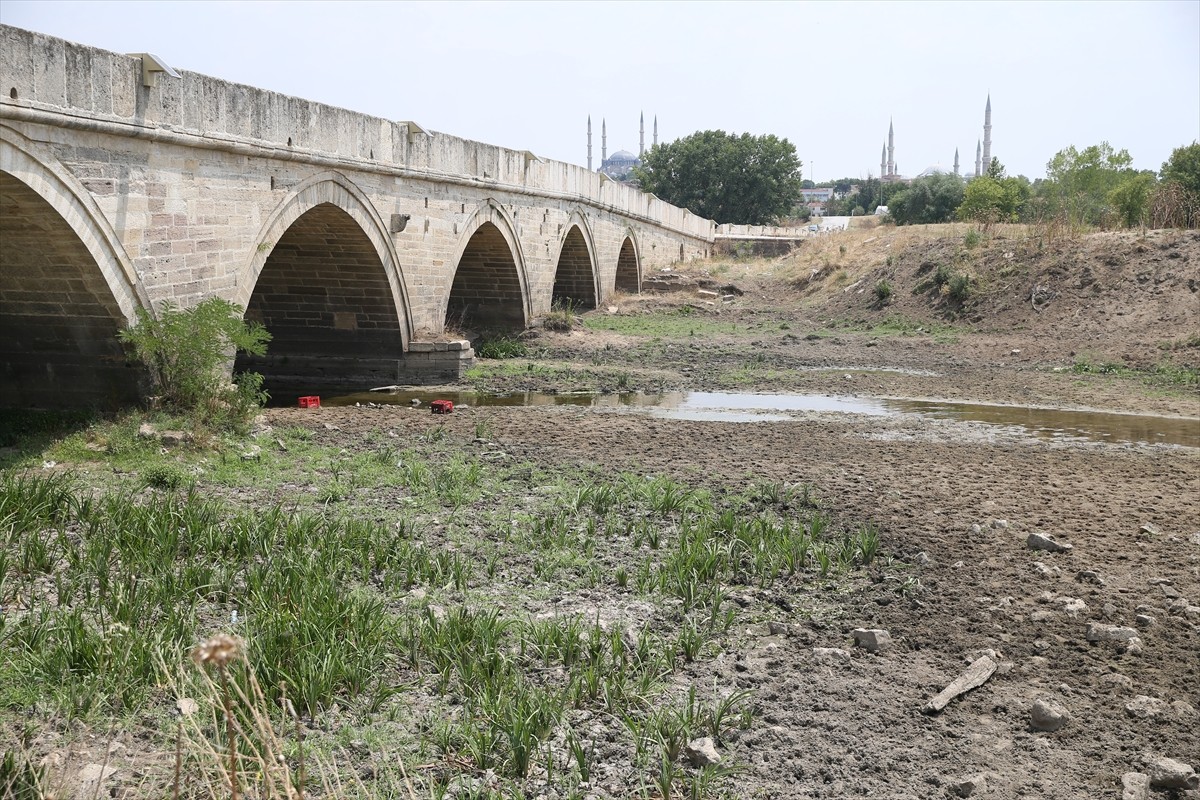 Kış aylarındaki yetersiz kar yağışları, yaz aylarındaki aşırı sıcaklar ve yer altı sularının yoğun...