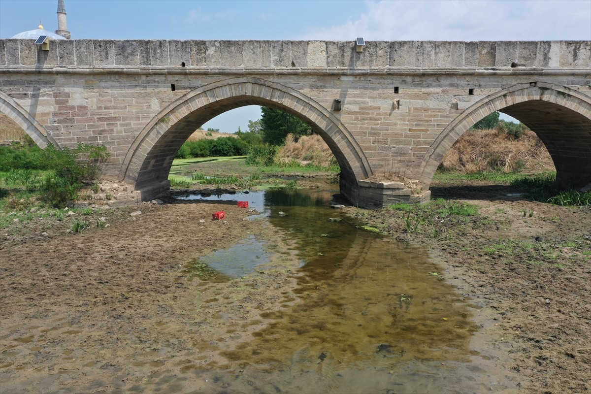 Kış aylarındaki yetersiz kar yağışları, yaz aylarındaki aşırı sıcaklar ve yer altı sularının yoğun...