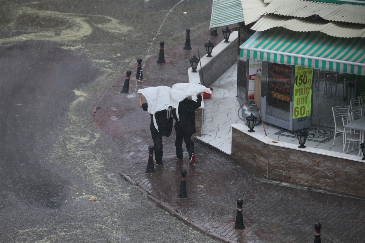 Konya'da etkili olan sağanak nedeniyle bazı cadde ve sokaklarda su birikintileri oluştu, trafikte...