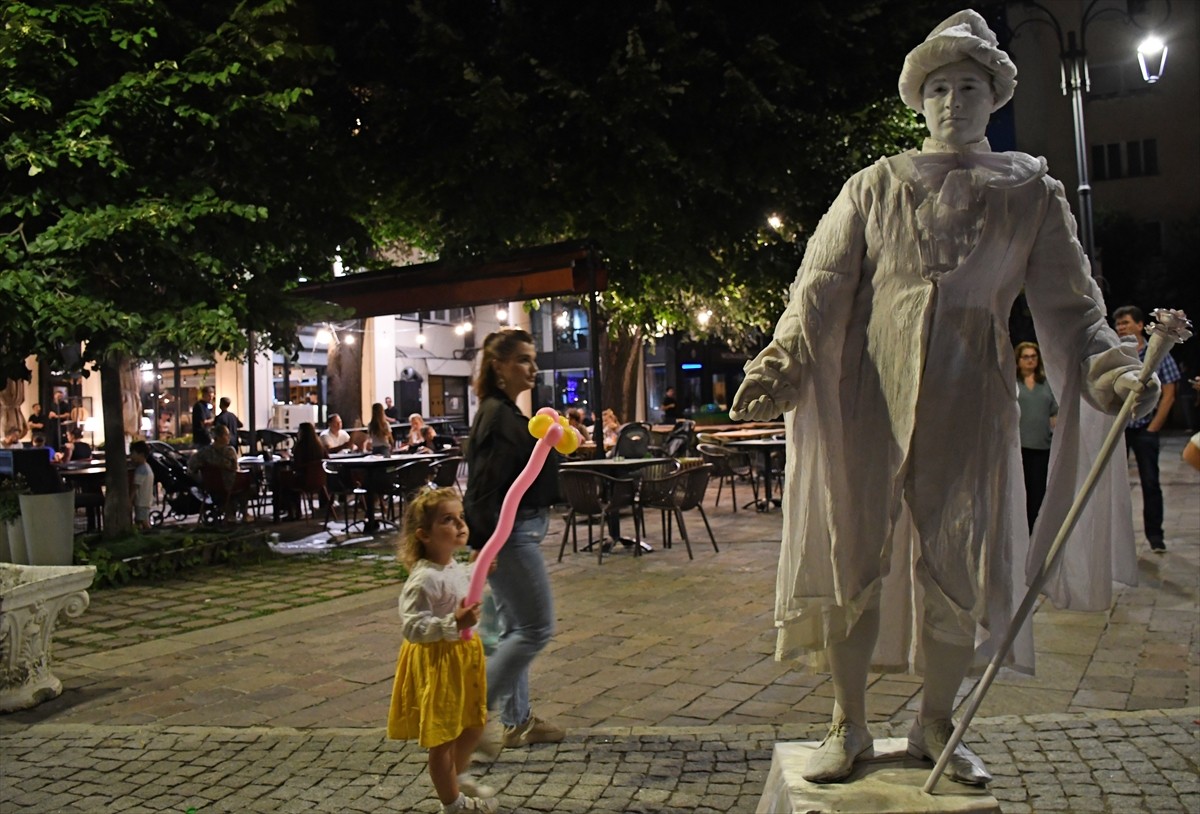 Kosova'nın güneyindeki Prizren şehrinde Kuzey Makedonyalı "Teatrosk" Tiyatro Prodüksiyonu...