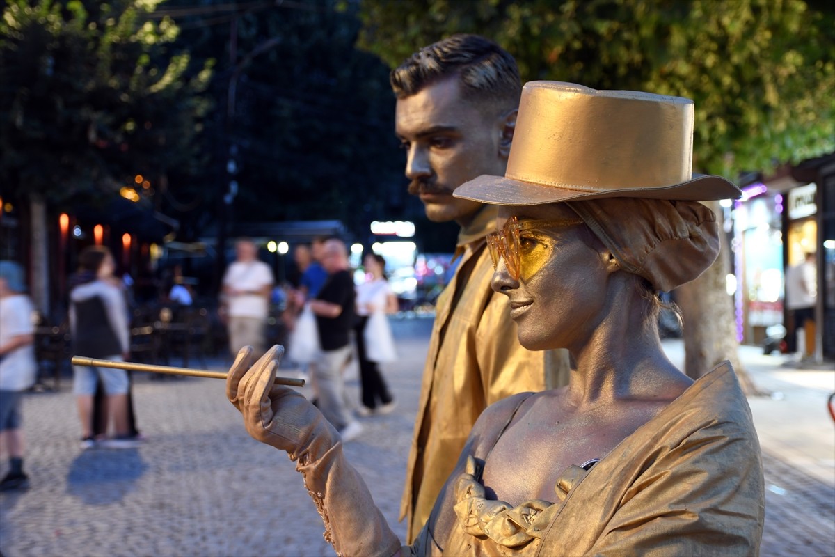 Kosova'nın güneyindeki Prizren şehrinde Kuzey Makedonyalı "Teatrosk" Tiyatro Prodüksiyonu...