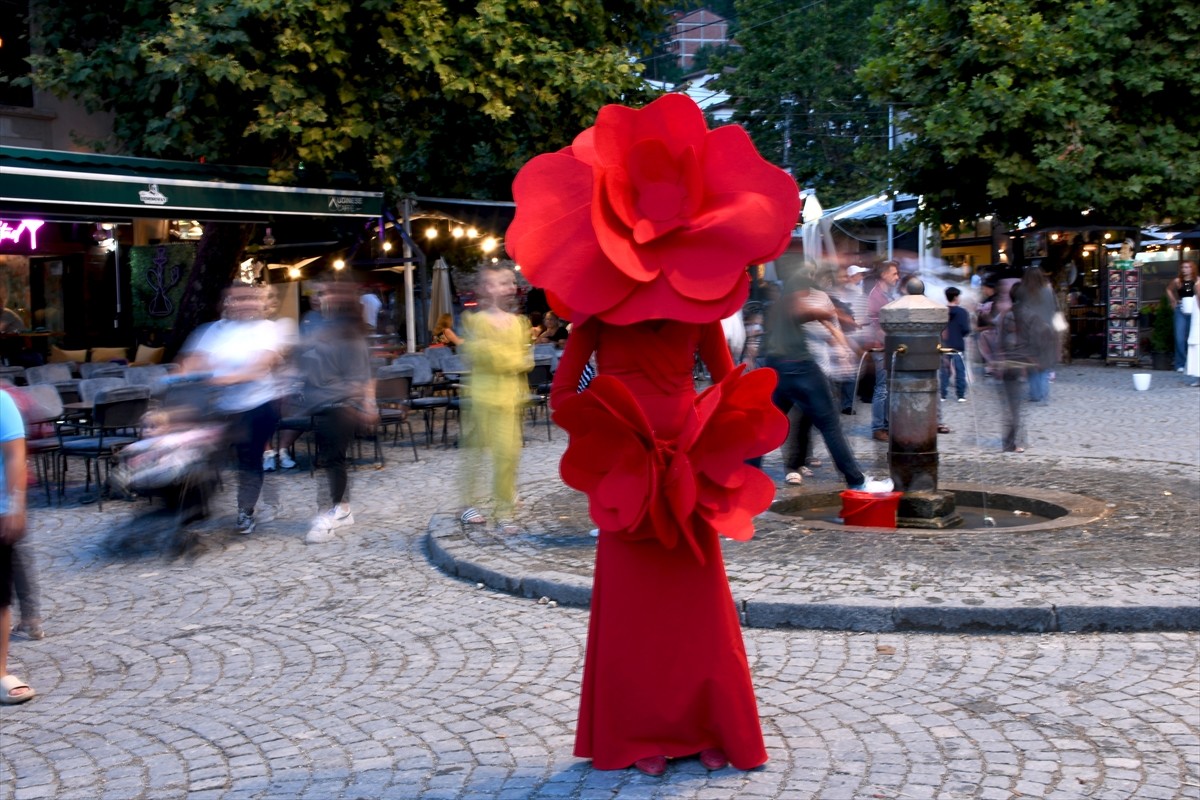 Kosova'nın güneyindeki Prizren şehrinde Kuzey Makedonyalı "Teatrosk" Tiyatro Prodüksiyonu...