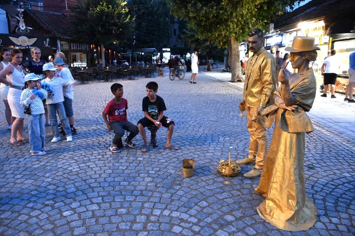 Kosova'nın güneyindeki Prizren şehrinde Kuzey Makedonyalı "Teatrosk" Tiyatro Prodüksiyonu...