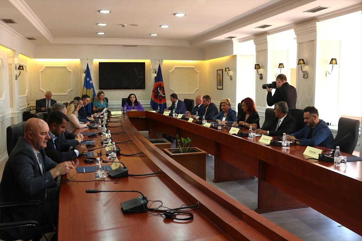 Kosova Cumhurbaşkanı Vjosa Osmani, Kosova Meclisinde temsil edilen siyasi partilerin liderleriyle...