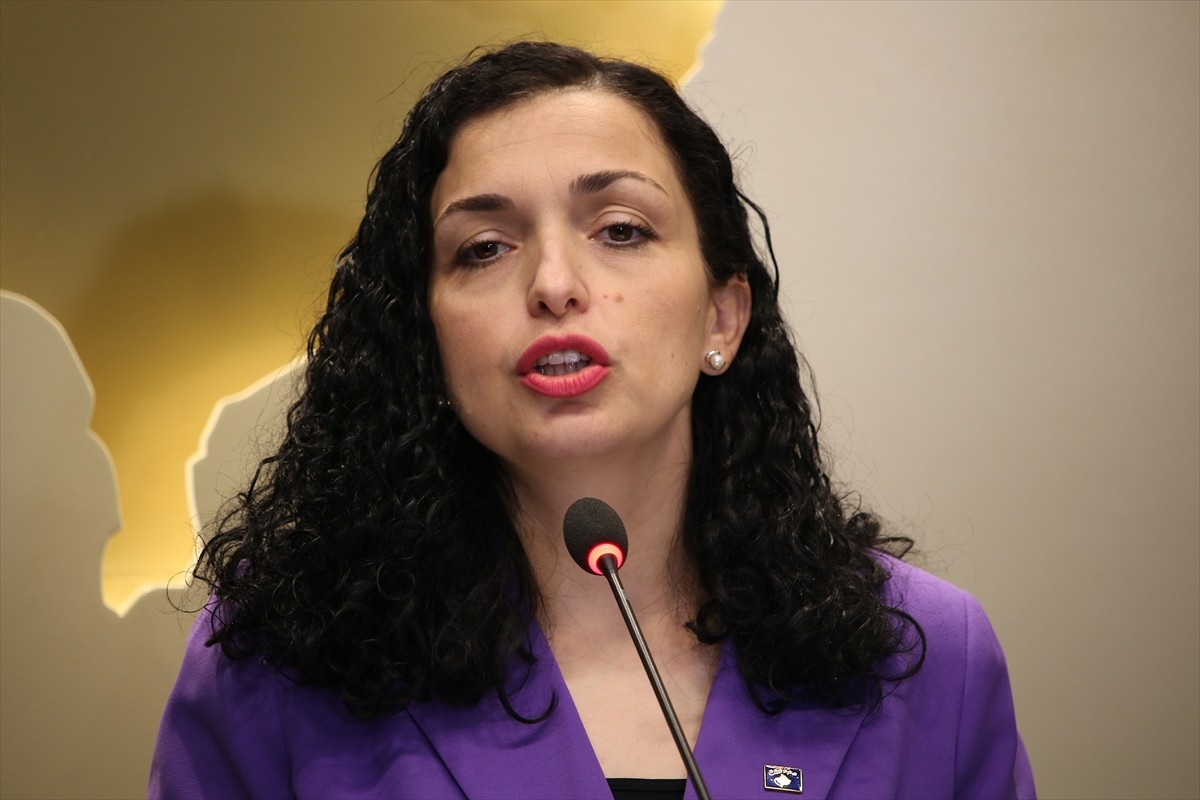 Kosova Cumhurbaşkanı Vjosa Osmani, Kosova Meclisinde temsil edilen siyasi partilerin liderleriyle...