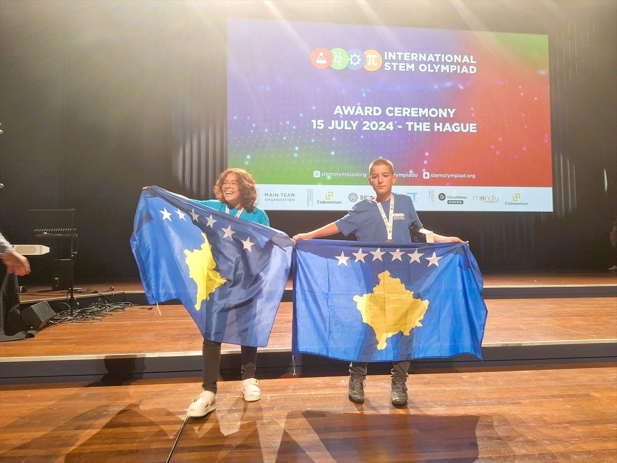 Kosova Uluslararası Maarif Okulları öğrencisi Ela Naz Yılmaz, Hollanda'nın Lahey kentinde...