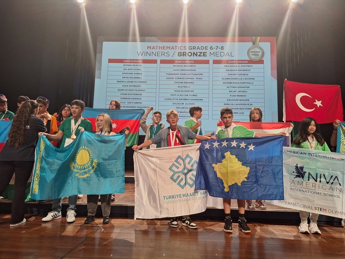 Kosova Uluslararası Maarif Okulları öğrencisi Ela Naz Yılmaz, Hollanda'nın Lahey kentinde...